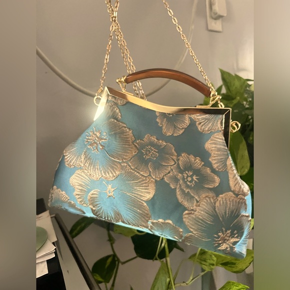 🤍NEW beautiful baby blue and gold kiss lock clutch purse Evening Cocktail Fancy - Picture 4 of 4